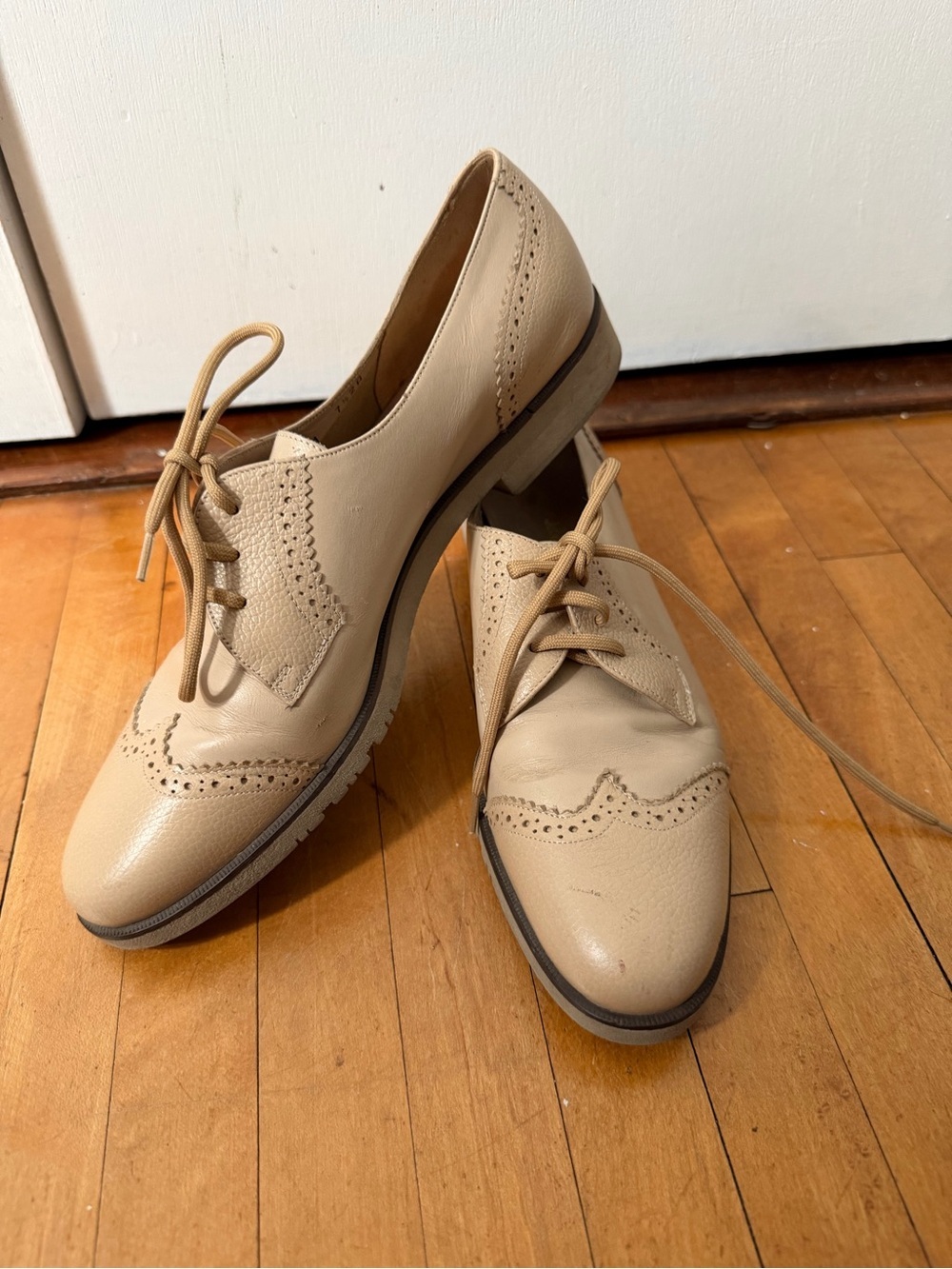 Vintage Salvatore Ferragamo Boutique Beige Wingtip Lace-Up Flats size 7.5A